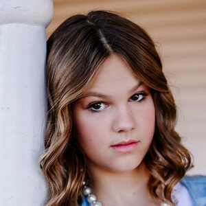 Presley Leonor Headshot 4 of 6