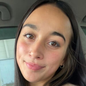 Preslie Stewart Headshot 4 of 5