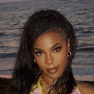 Queen Olu Headshot 3 of 3