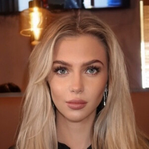 Rachel D’Eletto Headshot 4 of 5