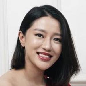 Rachel Lim Headshot 5 of 10