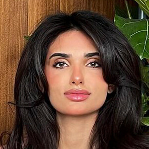 Rania Al Abdullah Headshot 6 of 6
