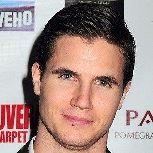 Robbie Amell - Bio, Family, Trivia | Famous Birthdays