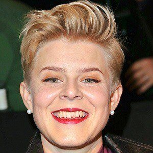Robyn Headshot 4 of 9