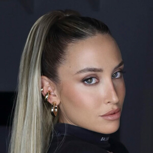 Romi Geyor Headshot 5 of 6