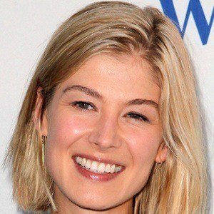 Rosamund Pike - Bio, Family, Trivia | Famous Birthdays