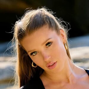 Rosie Arna Headshot 5 of 6