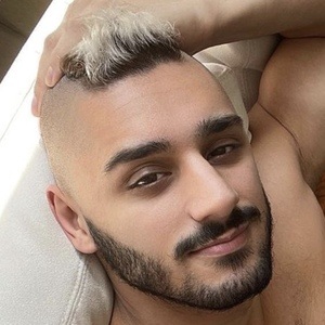 Sam Gee Headshot 7 of 10