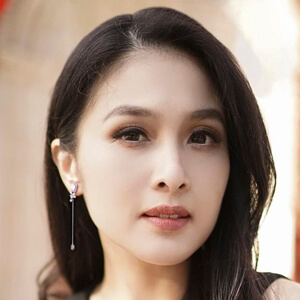 Sandra Dewi Headshot 4 of 6