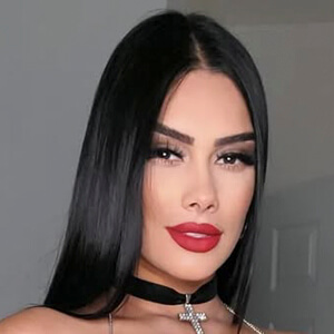Sara Gil Headshot 2 of 8