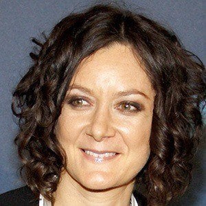 Sara Gilbert - Bio, Family, Trivia | Famous Birthdays