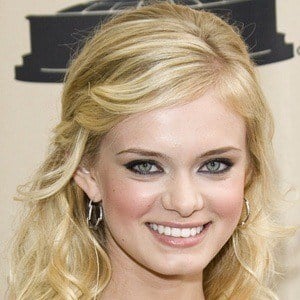 Sara Paxton at age 17