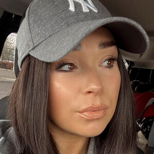 Sara sensational seven Headshot 4 of 6