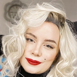 Sarah Whittle Headshot 7 of 10