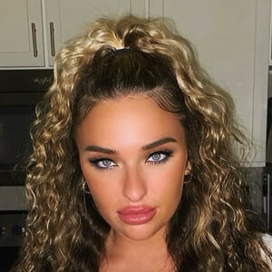 Savanna Reyy Headshot 2 of 3