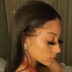 Selena Davis - Age, Family, Bio | Famous Birthdays