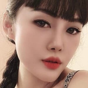 Seraphina Genesis Headshot 3 of 9