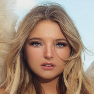 Shae Smolik Headshot 6 of 8