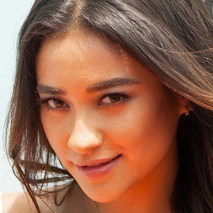 Shay Mitchell - Bio, Facts, Family | Famous Birthdays