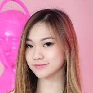 Shelly Ceyii Headshot 3 of 7