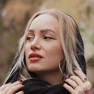 shelly.curry Headshot 2 of 4