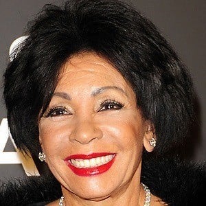 Shirley Bassey Headshot 4 of 10