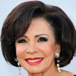 Shirley Bassey Headshot 5 of 10