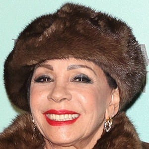 Shirley Bassey Headshot 9 of 10