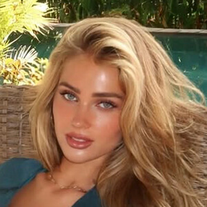 Simona Stoy Headshot 3 of 6