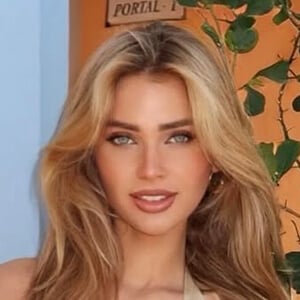Simona Stoy Headshot 5 of 6