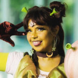 simonajulieta Headshot 4 of 4