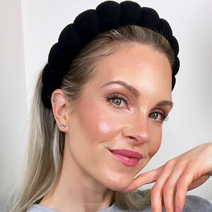 Sincerely Miss Ash Headshot 5 of 6