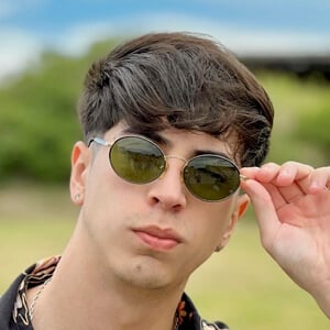 Sizelu Headshot 2 of 2