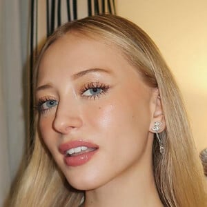 Sophia Diamond Headshot 14 of 16