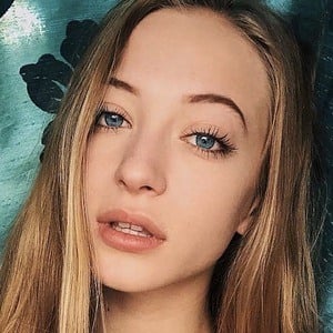 Sophia Diamond Headshot 9 of 16