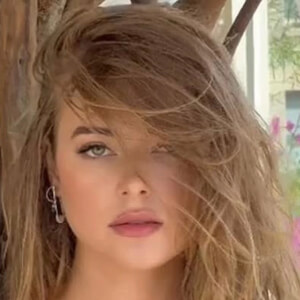 Stacey Louise Grant Headshot 5 of 10