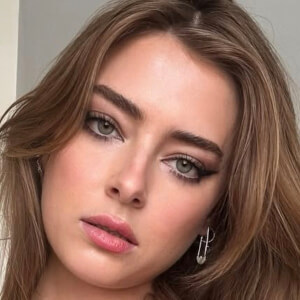 Stacey Louise Grant Headshot 8 of 10