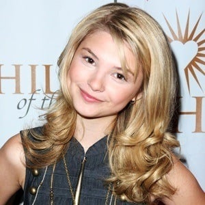 Stefanie Scott Headshot 8 of 10