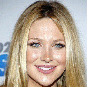 Stephanie Pratt Headshot 7 of 10