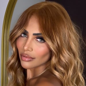 Suellen Souz Headshot 2 of 9