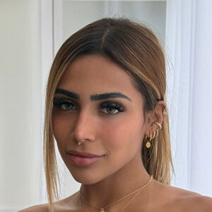 Suellen Souz Headshot 8 of 9