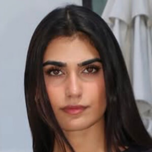 Tandis Esfandiari Headshot 7 of 10