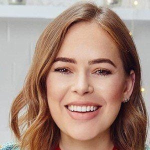 Tanya Burr Headshot 5 of 10