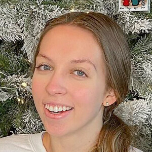 Taryn Hart Headshot 6 of 7