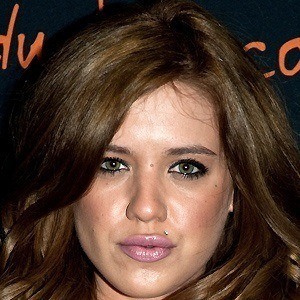 Tess Taylor - Bio, Family, Trivia | Famous Birthdays