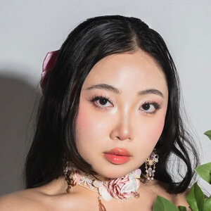 Theresa Tran Headshot 4 of 8