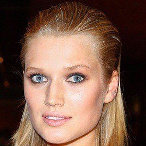 Toni Garrn Headshot 5 of 10