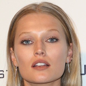 Toni Garrn Headshot 7 of 10