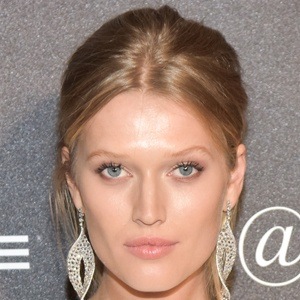 Toni Garrn Headshot 8 of 10