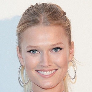 Toni Garrn Headshot 10 of 10